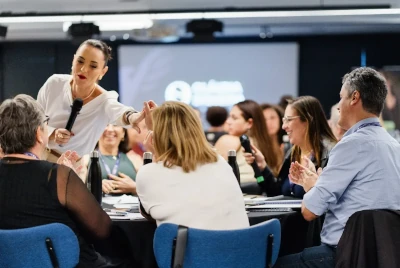 Cláudia interagindo com os participantes do evento