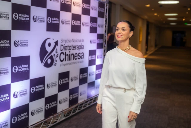 Cláudia aguardando para entrar ao palco