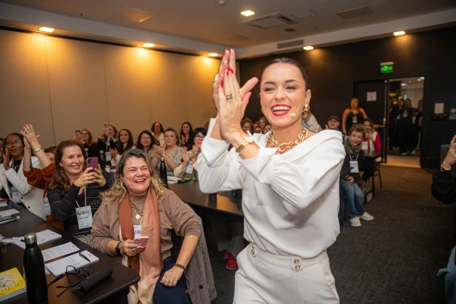 Cláudia passando pelo corredor para subir ao palco
