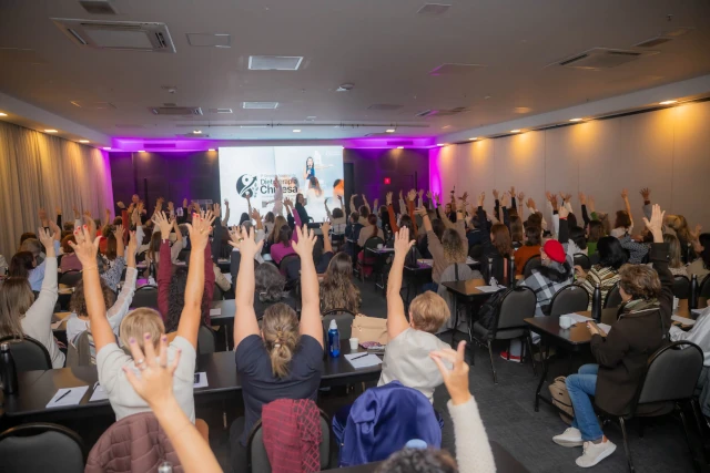 Plateia levantando a mão