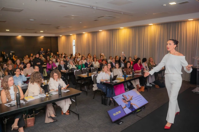 Cláudia no palco fazendo sua apresentação
