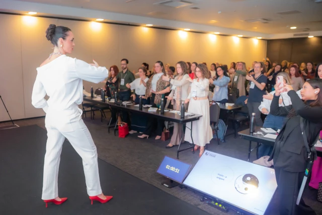 Cláudia conduzindo uma prática com os participantes