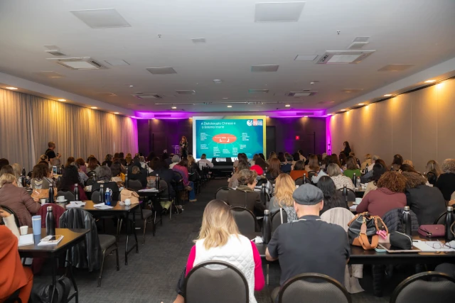 Palestra sendo apresentada no palco do Simpósio