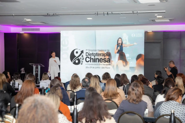 Cláudia apresentando sua palestra