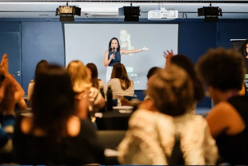 Cláuida de braços abertos em cima do palco