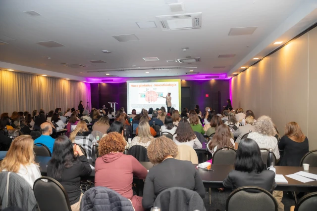 Palestra sendo apresentada no palco do Simpósio