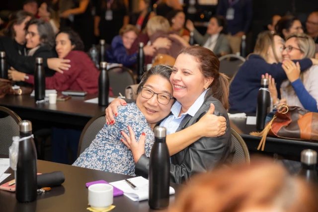 Participantes se abraçando