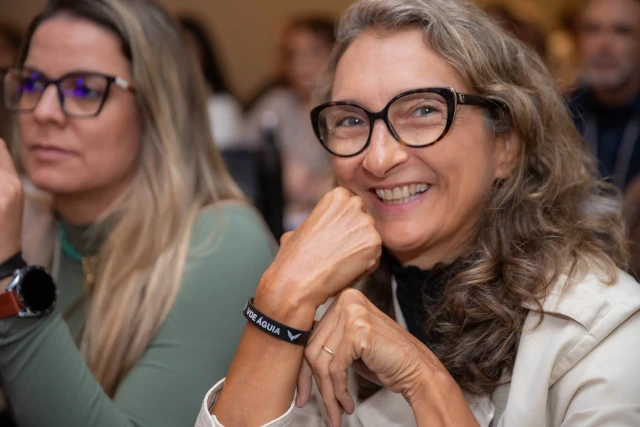 Participantes do Simpósio mostrando a pulseira Voe Águia