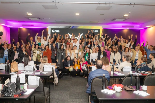 Participantes do Simpósio subindo ao palco