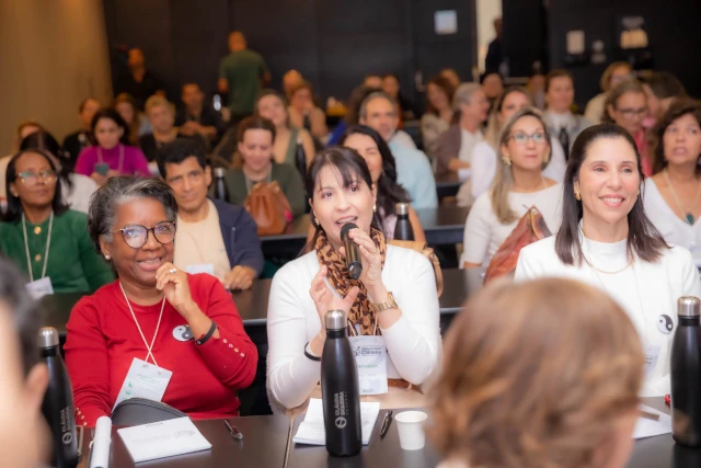 Plateia fazendo pergunta ao palestrante