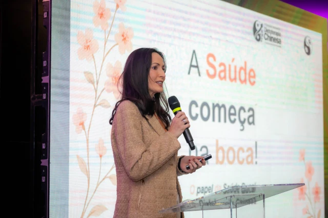 Palestra sendo apresentada no palco do Simpósio