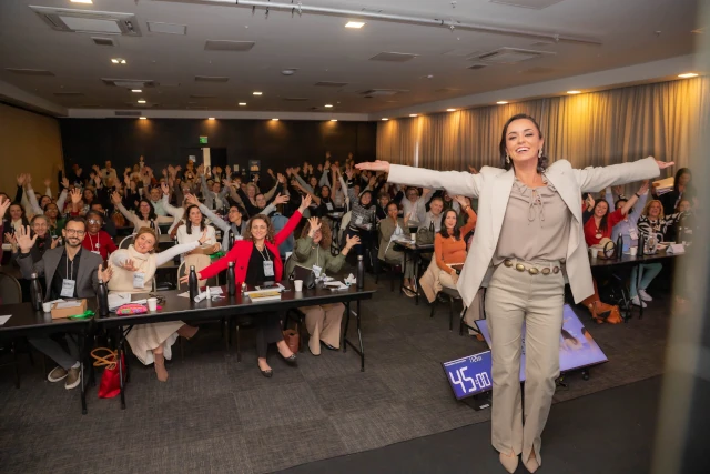Cláudia e participantes posando para foto