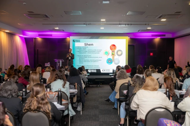 Palestra sendo apresentada no palco do Simpósio