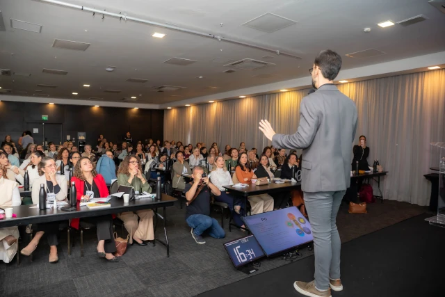 Palestra sendo apresentada no palco do Simpósio