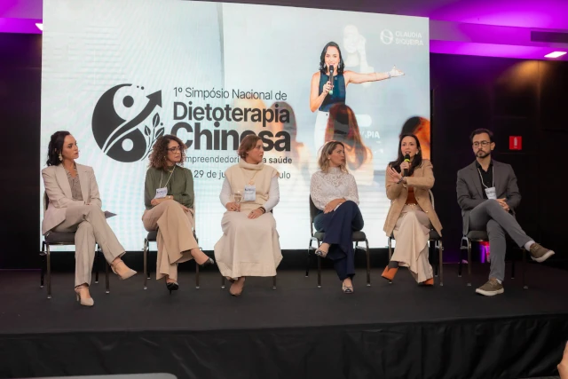 Mesa redonda no palco do Simpósio