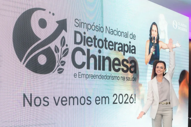 Cláudia apresentando o Simpósio